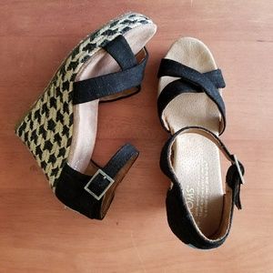 Toms wedges black, worn once